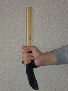 手の甲に巻き付ける側側