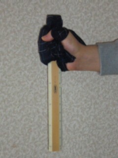 手の甲に巻き付ける逆手