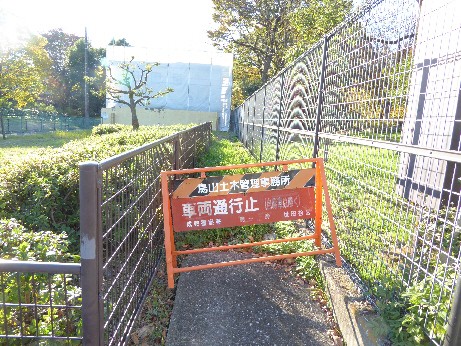 裏の小道の入り口を撮影