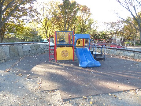 現場裏にあるポッポ公園の遊具