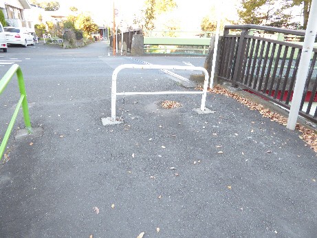 仙川対岸遊歩道の野球グランド側入り口