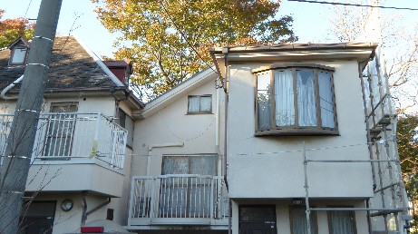 宮澤さん宅と隣家の2階部分の写真