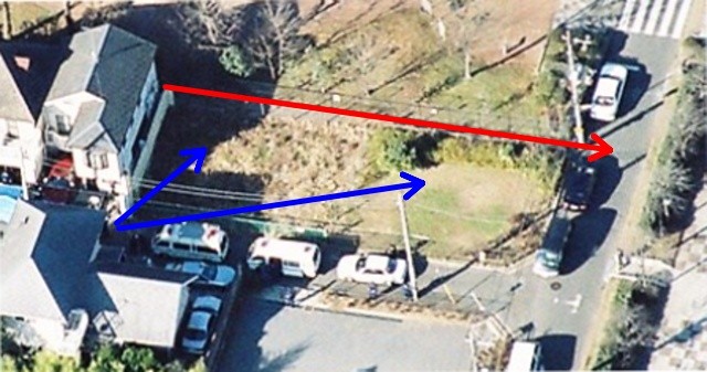 現場玄関側からは裏の小道が死角になる