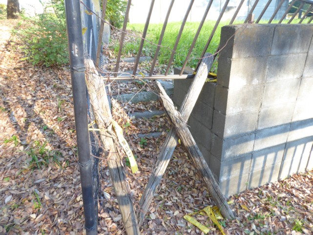 裏の小道の仙川側出口の封鎖