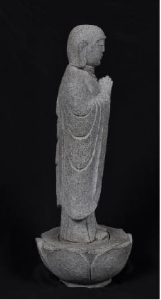 地蔵の左側から見た写真